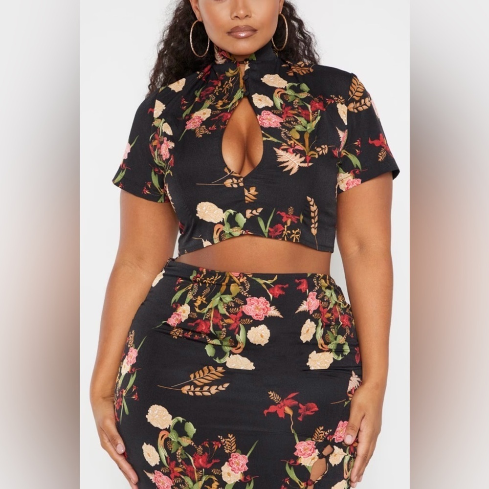 Pretty Little Thing Crop black floral top blouse cutout front buttons SZ L